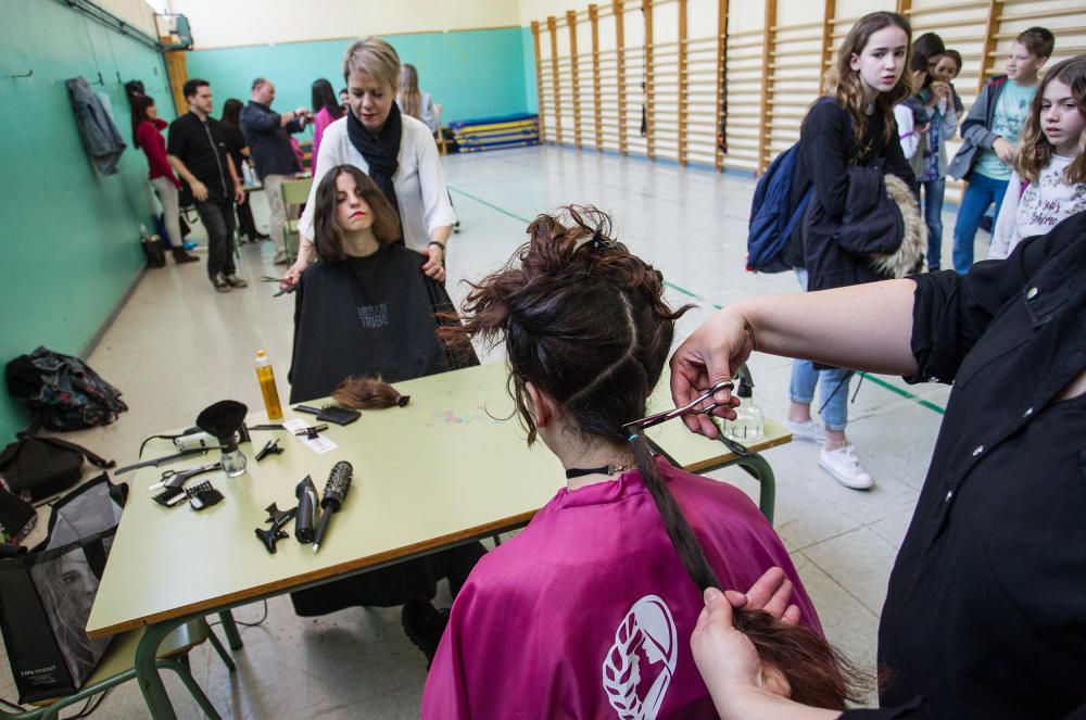 El Instituto Cabo de la Huerta conmemora el Día de la Mujer recaudando cabello y donativos