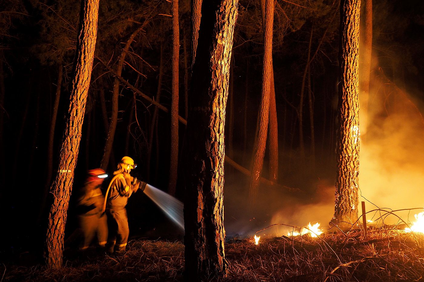 El fuego avanza sin control en Ribas de Sil