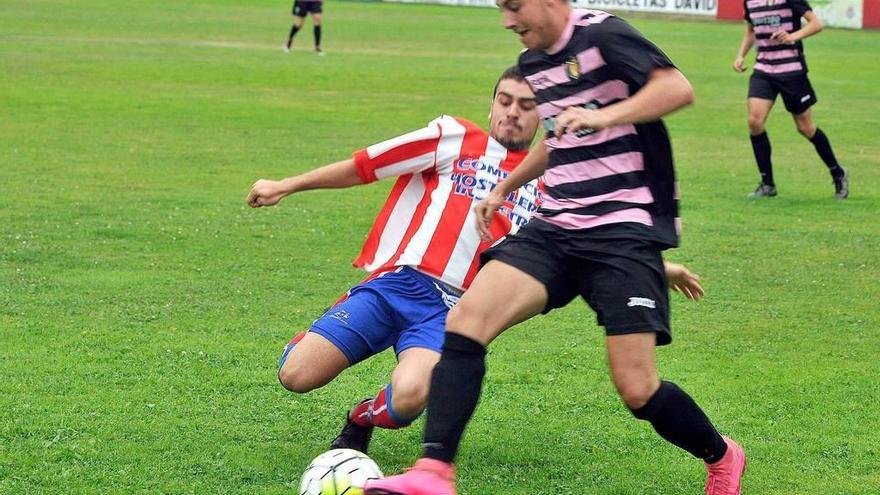 Diego Torres controla el balón en un amistoso ante el Titánico.