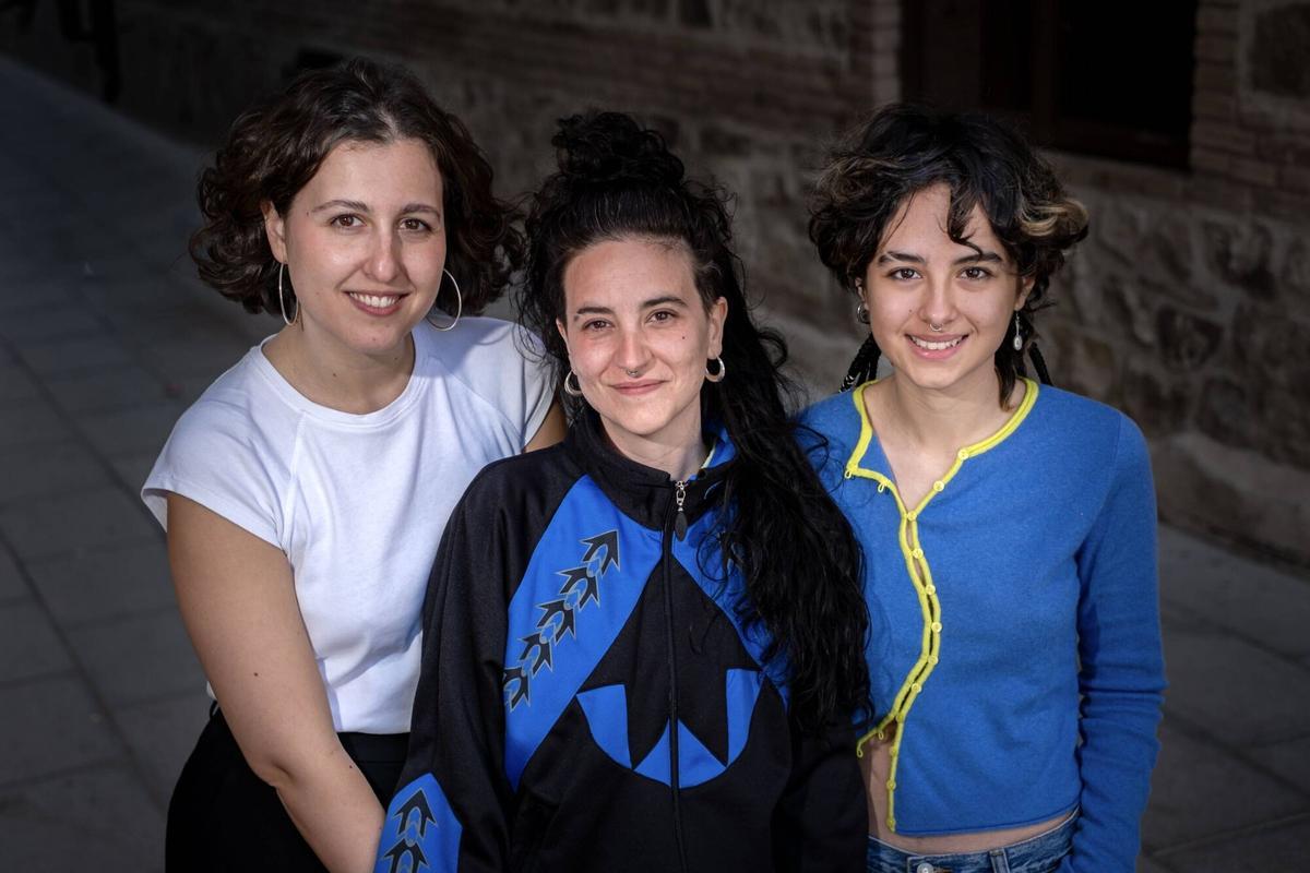 La guionista Nuria Dunjó, la directora Júlia de la Paz y a la derecha, la actriz Kiara Arancibia.