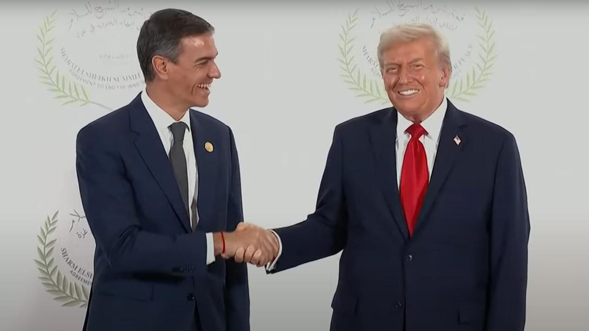 Sánchez y Trump se saludan por primera vez en la cumbre de Egipto por la paz en Oriente Próximo