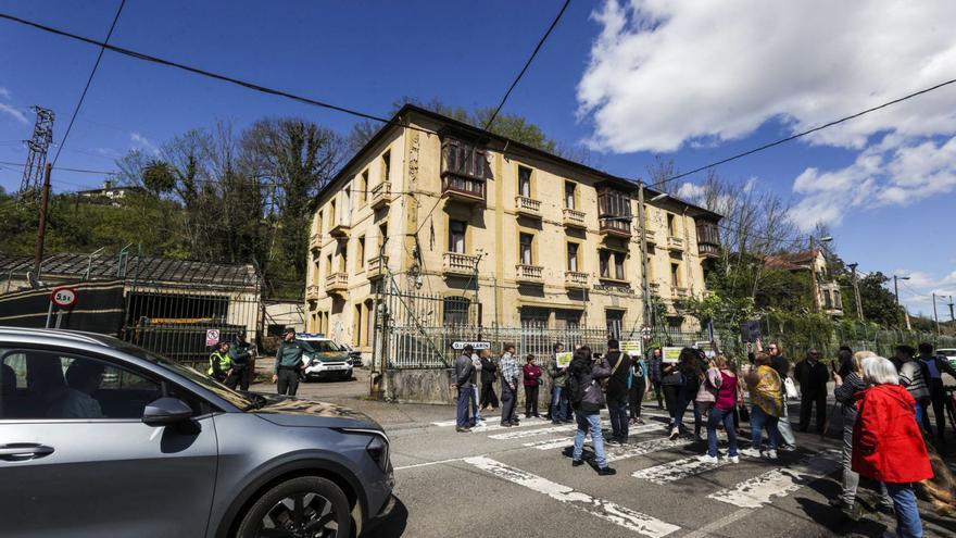 Vecinos con los carteles de protesta en las proximidades del acceso a Villarín.