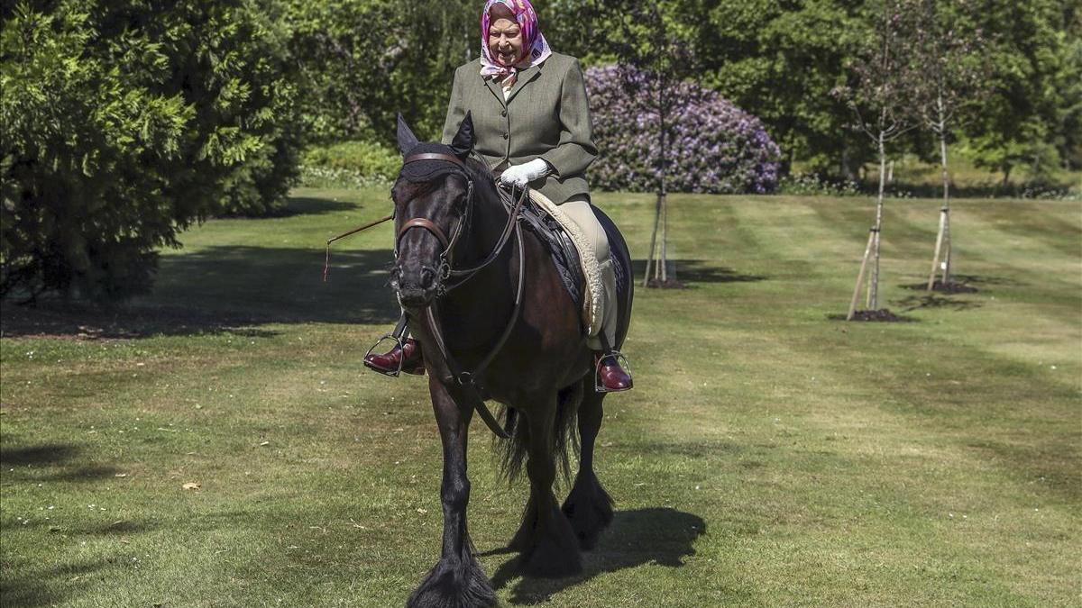 Isabel II monta a caballo a los 94 años