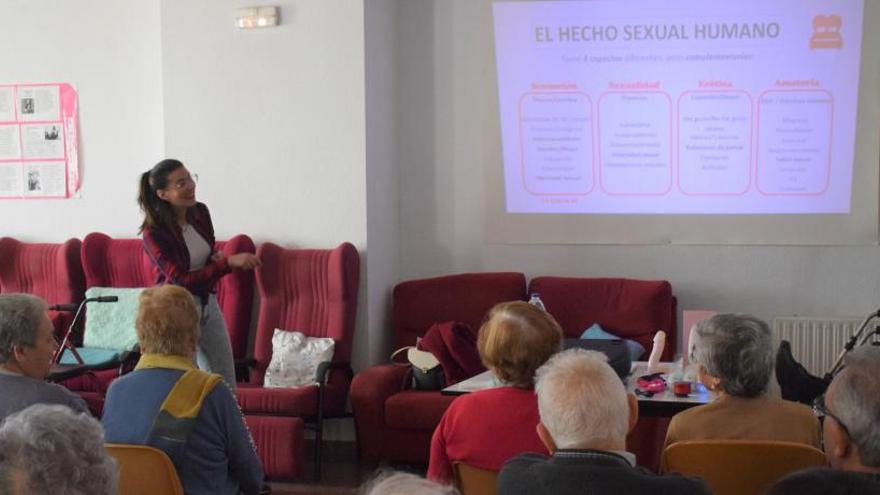 La ponencia «Sexualidad y tercera edad» inicia el ciclo de conferencias