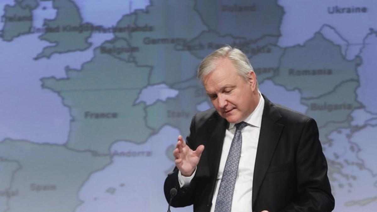 El vicepresidente de la Comisión Europea (CE) y responsable de Asuntos Económicos y Monetarios, Olli Rehn, ofrece una rueda de prensa en Bruselas para hablar de la situación de Ucrania.