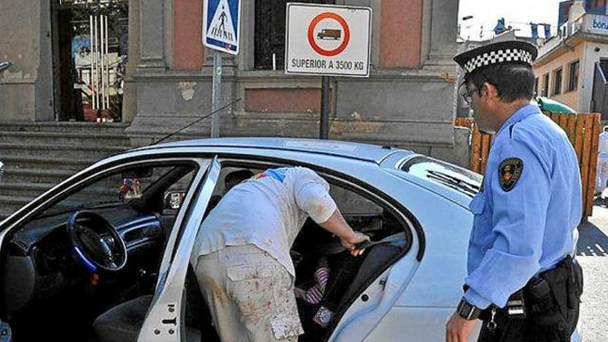 Un agent de la Policia Local de Puigcerdà en una operació de vigilància