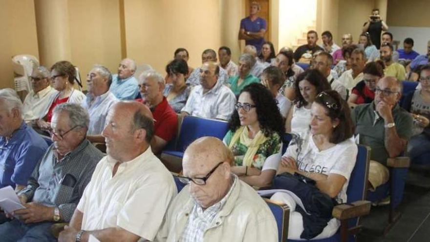 Algunos de los asistentes a la asamblea constituyente de la Asociación de Propietarios de Montes do Morrazo. // S.A.