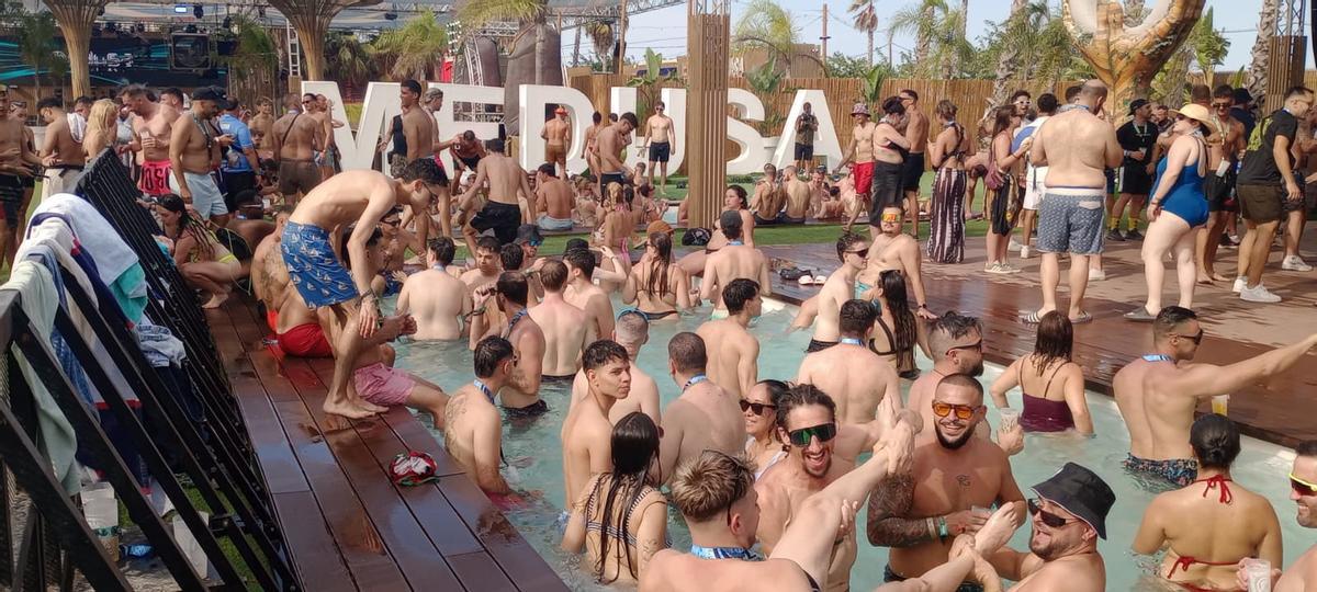 El Medusa Festival abre sus puertas y llena su beach club con la primera sesión de electrónica encabezada por Andrés Campo El Medusa Festival abre sus puertas y llena su beach club con la primera sesión de electrónica encabezada por Andrés Campo