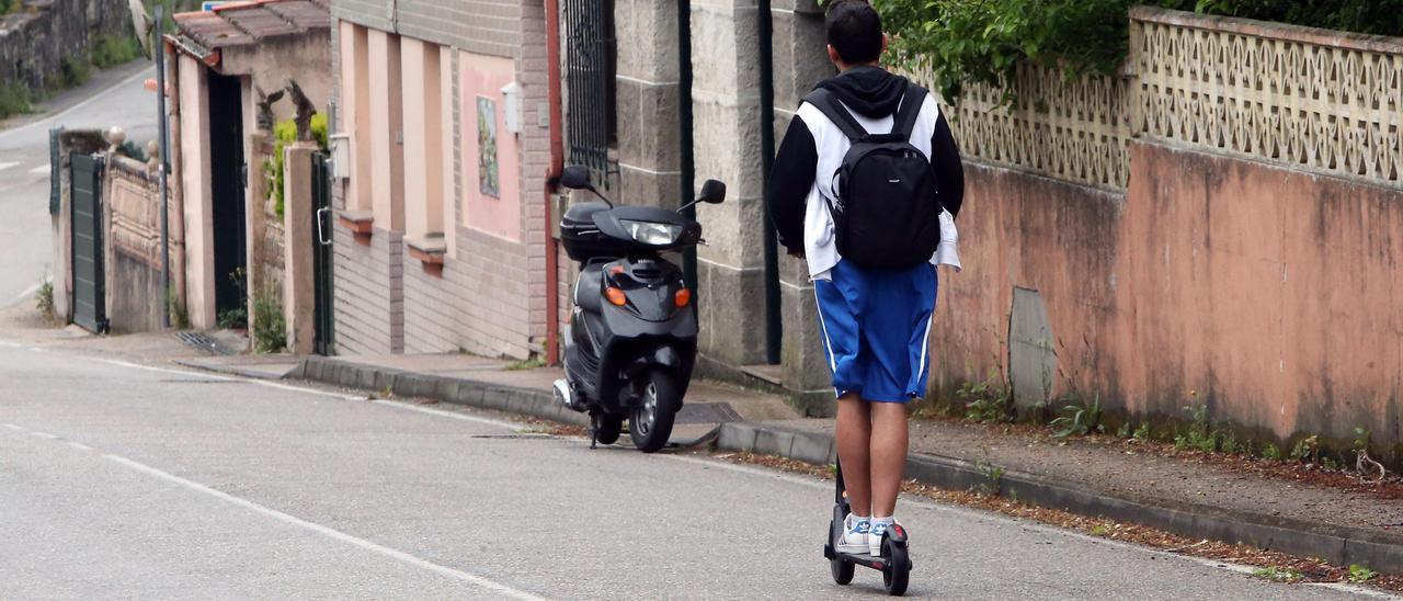 Un usuario de un patinete eléctrico, circulando por Vigo.