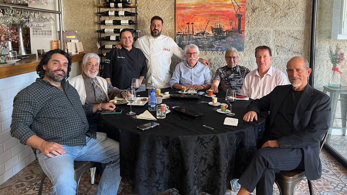 María y Gonzalo, de «As Cunchas» , flanqueados por miembros de la peña «Contra Viento y Marea»