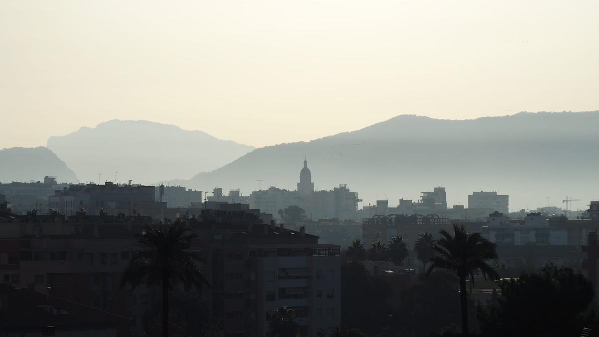 La contaminación cubre como un manto la ciudad de Murcia, este jueves.