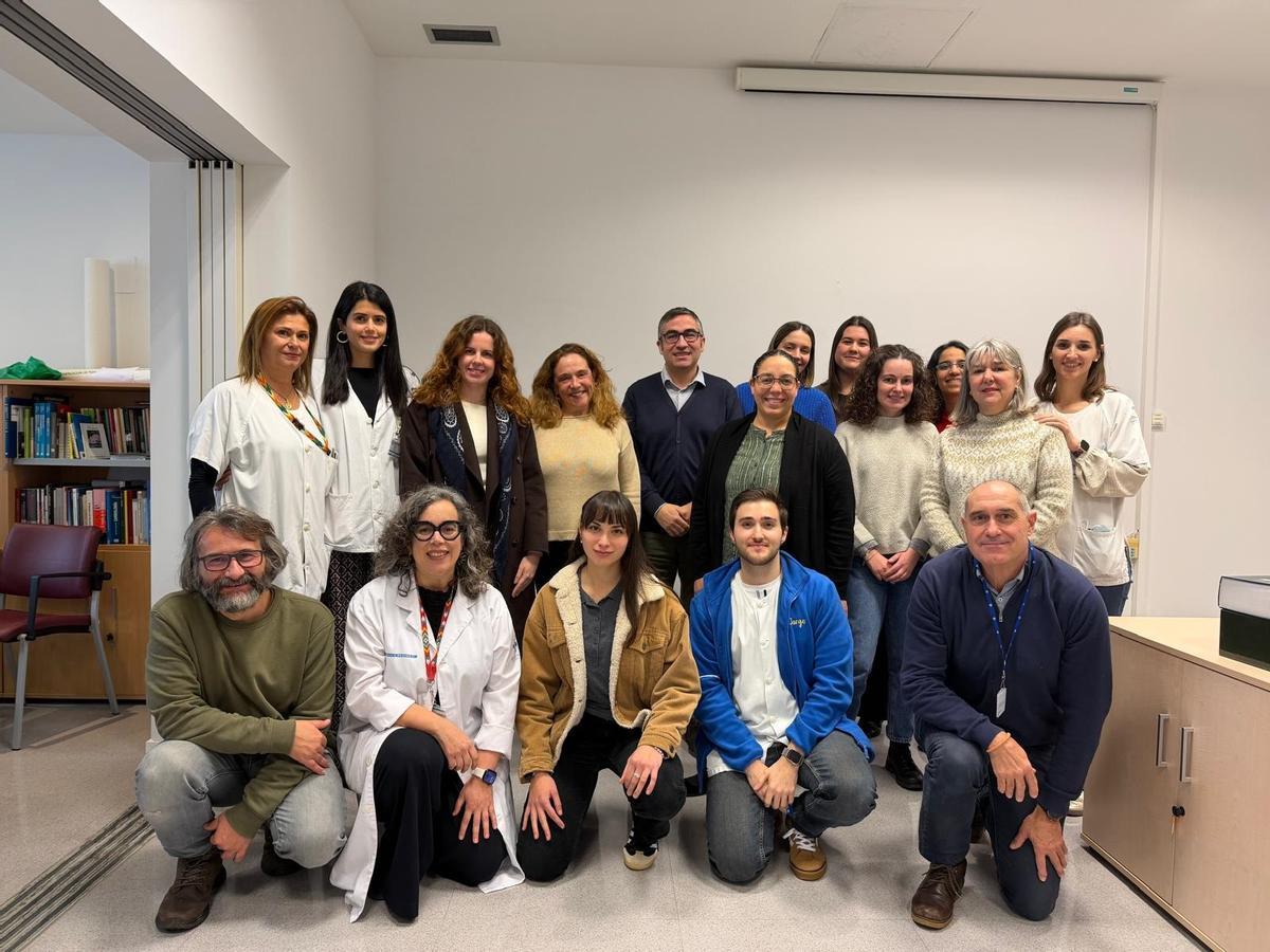 Arriba, de izquierda a derecha, Alejandra Hevia, Claudia Suárez y Carmen Félix. Debajo, de izquierda a derecha, Mariluz Huerta, Vanesa Moya, Esther Olivares, Nieves Riera, Marcial Prieto, Adenis Manrique, Sara Álvarez, Elena García y Laura González. Y debajo, agachados, José Tato, Mercedes Sarmiento, Lucía Fernández, Jorge Núñez y Julio Alonso.