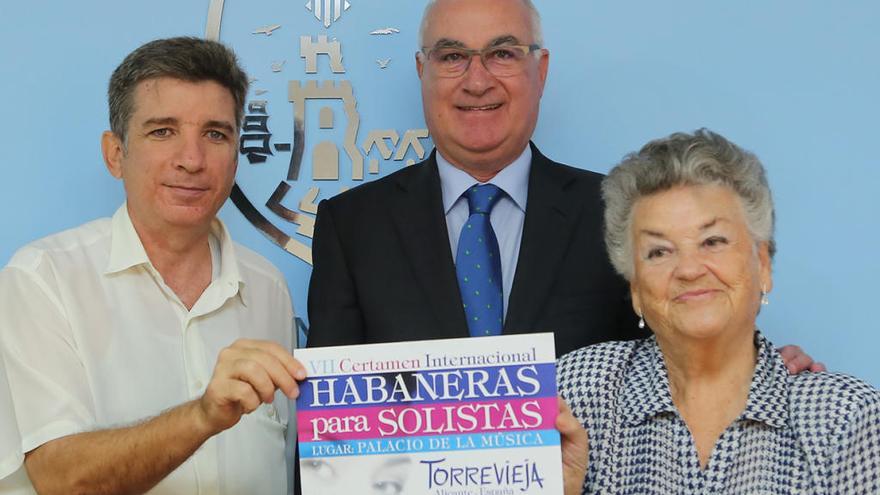 El concejal Domingo Soler, en el centro, junto a los miembros del jurado Alejandro Gumá y Enriqueta  Tarrés