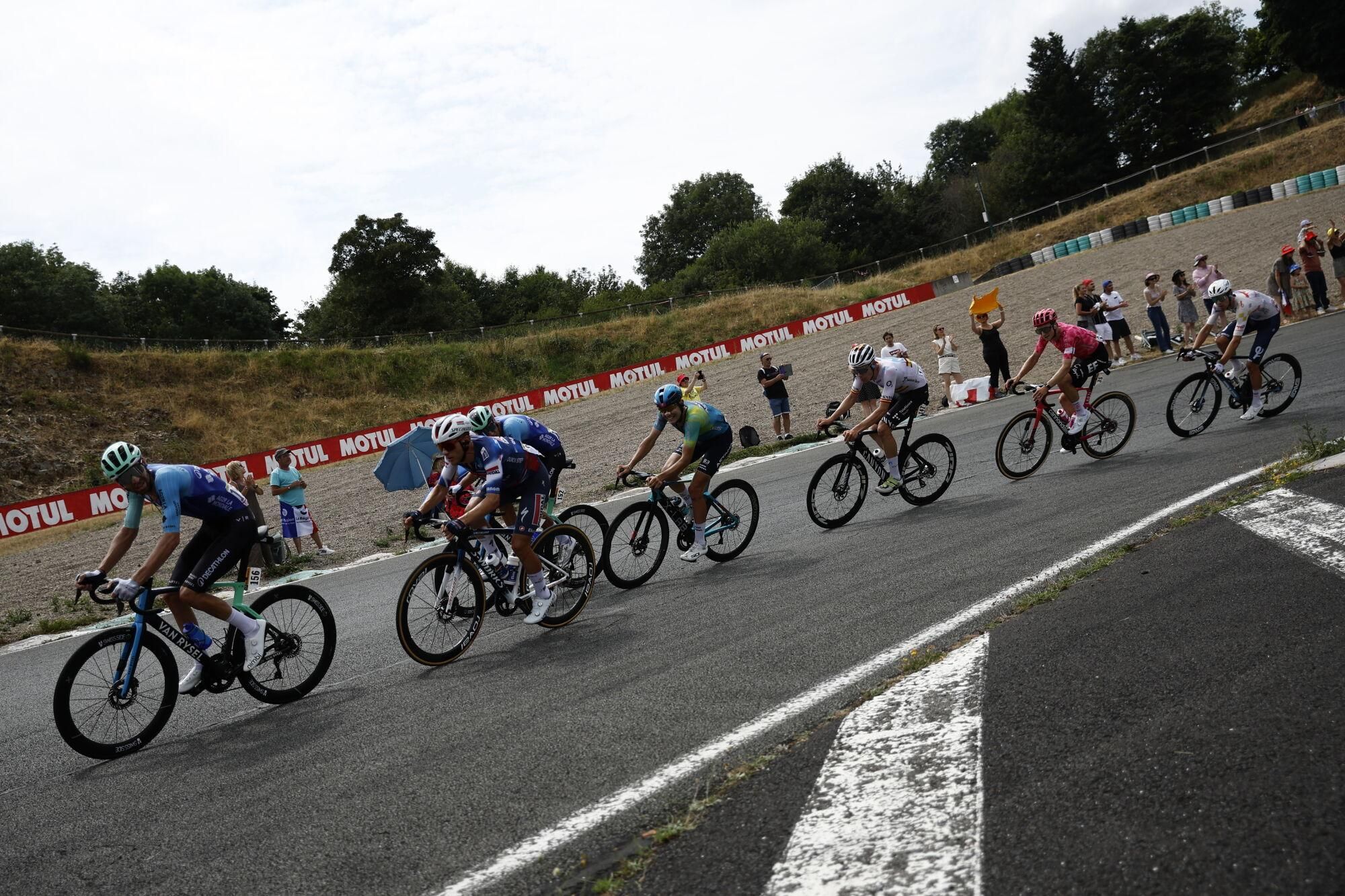 (France), 14/07/2025.- Riders in action during the 10th stage of the Tour de France cycling race over 165.3km from Ennezat to Le Mont Dore Puy de Sancy, France, 14 July 2025. (Ciclismo, Francia) EFE/EPA/MARTIN DIVISEK