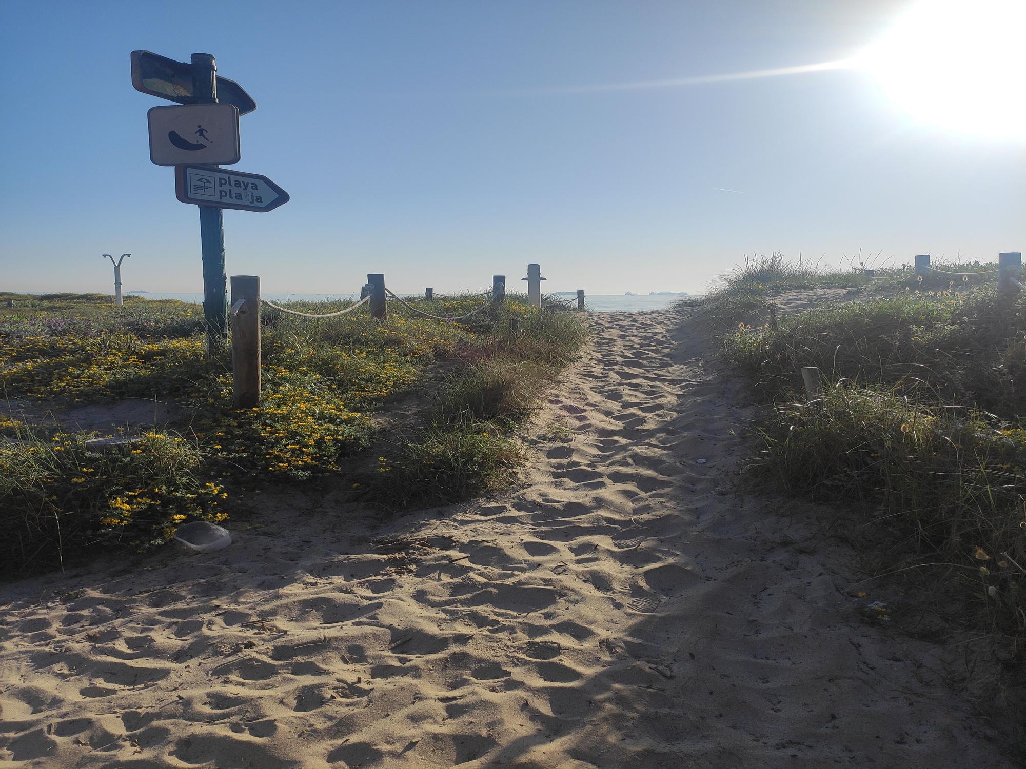 Una de las sendas que lleva hasta la playa