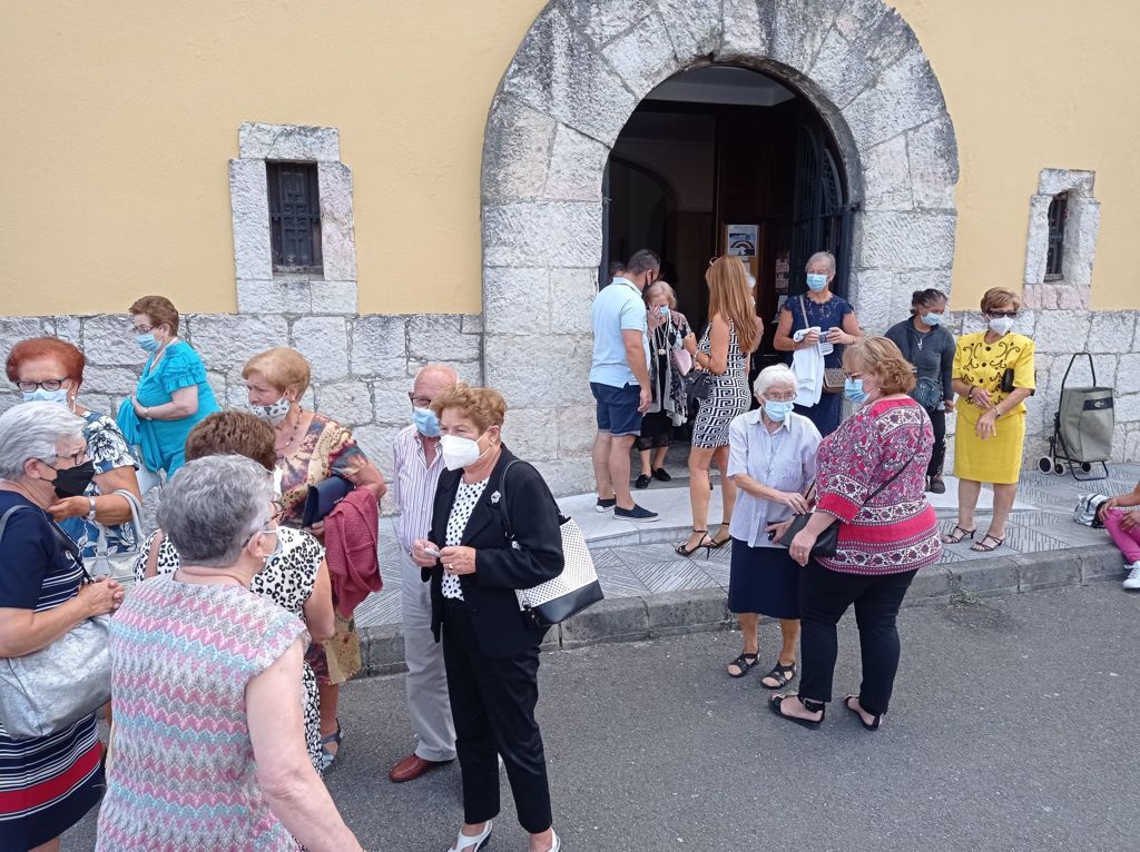 Los fieles, a la salida del templo