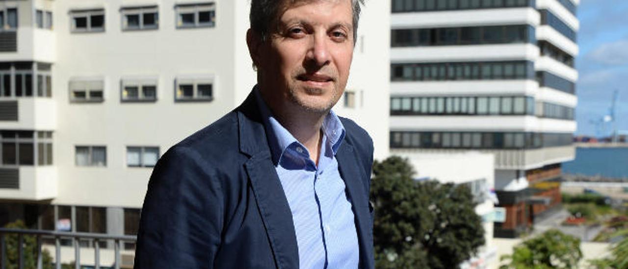 Juan José Rodríguez, en la sede de la UNED en Las Palmas.