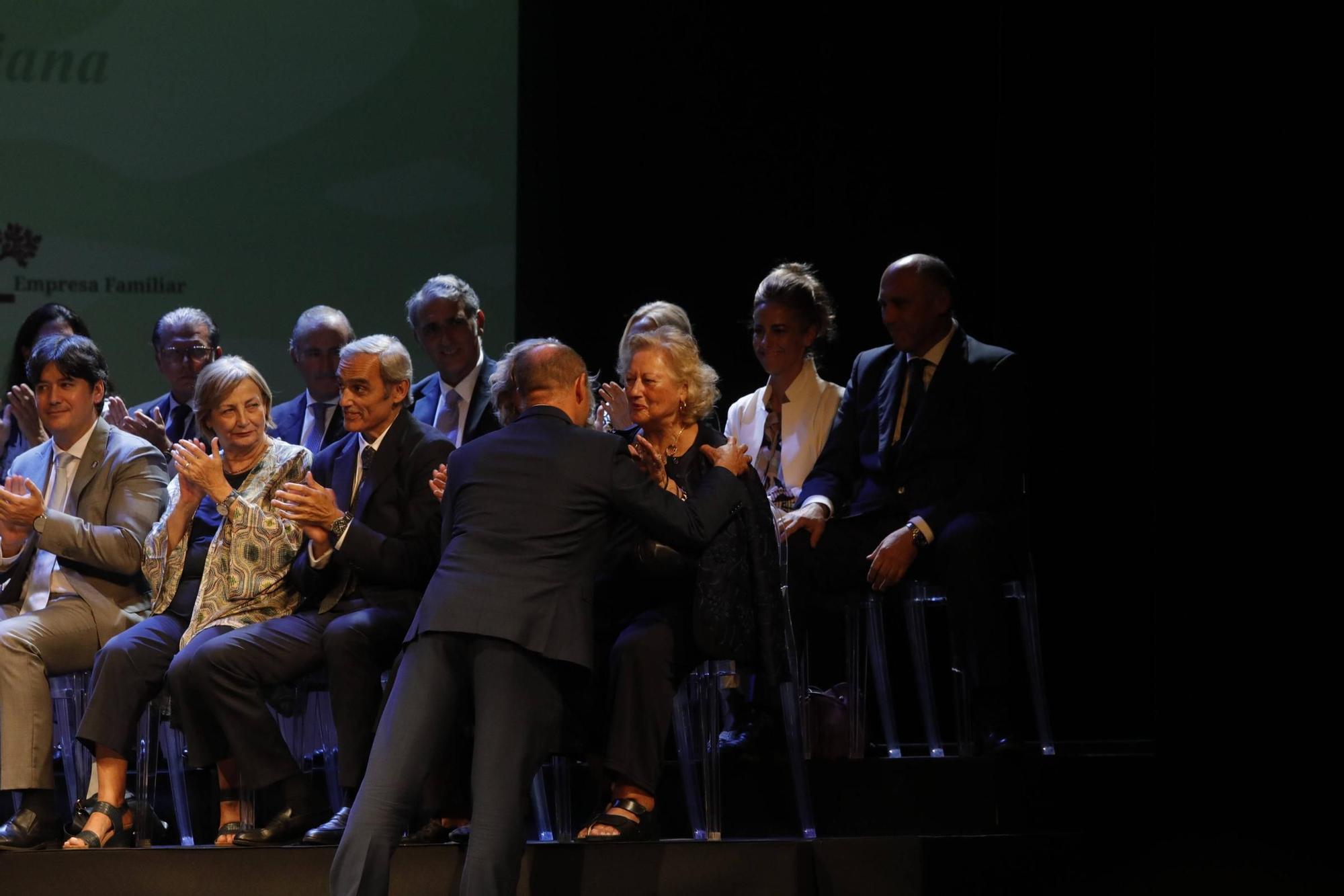 Entrega del premio "Familia Empresaria" a la familia Cosmen Menéndez-Castañedo