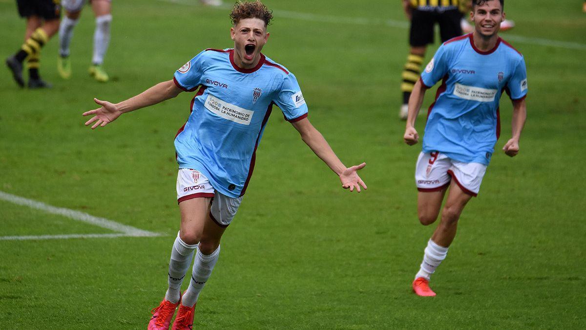 Simo celebra su gol en Lepe, último que supuso un triunfo visitante del Córdoba CF hasta ahora, el pasado 30 de octubre.