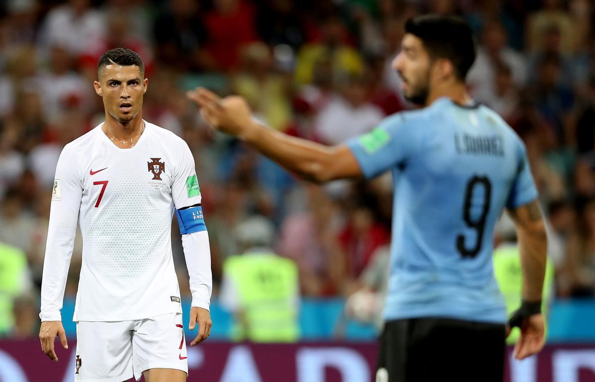Cristiano Ronaldo mira a Luis Suárez en un partido entre Uruguay y Portugal.