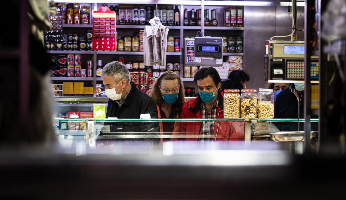 Imagen interior del Mercado de Maravillas en Madrid donde los clientes hacen sus compras.