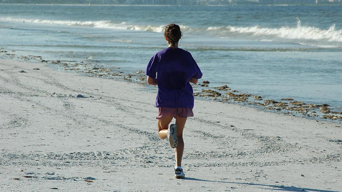 Correr por la playa a primera hora del día es una buena forma de arrancar el día con energía.