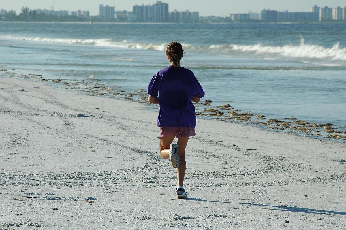 Correr por la playa a primera hora del día es una buena forma de arrancar el día con energía.