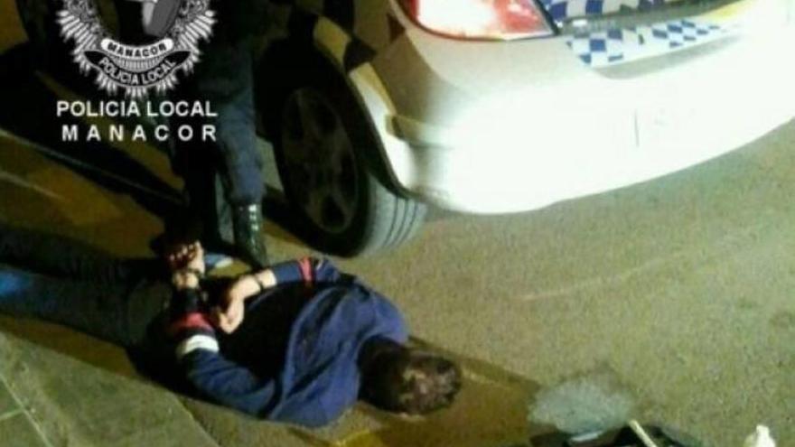 El presunto autor de los numerosos daños en los coches detenido tras causar desperfectos.