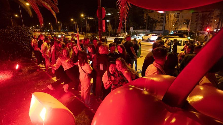 Cola para entrar en una discoteca de Eivissa en las fiestas de apertura, con una actividad similar a las de cierre. | VICENT MARÍ