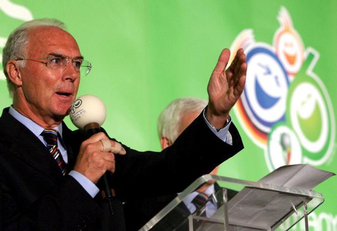 El ex futbolista Franz Beckenbauer, presidente del comité organizador del Mundial de fútbol Alemania 2006, habla durante una rueda de prensa en Roma en 2005