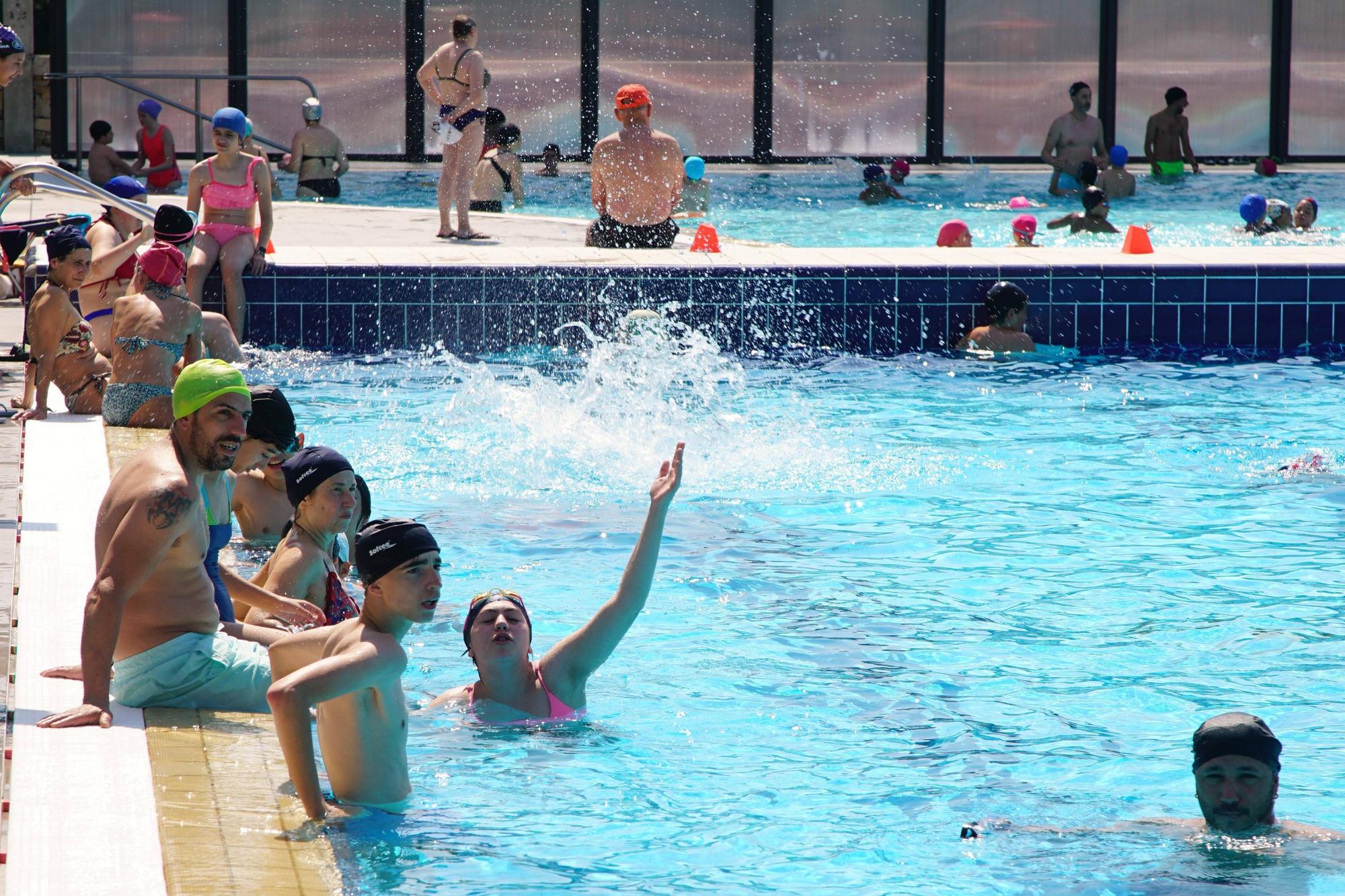 Gran ambiente en las piscinas del Multiusos de Sar para estrenar el verano