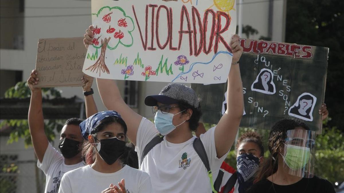 Varias personas participan en una protesta contra el abuso infantil en el marco del escandalo de abusos sexuales a decenas de menores de edad desde 2015 en albergues de Panamá supervisados por el Estado hoy en Ciudad de Panamá (Panamá).