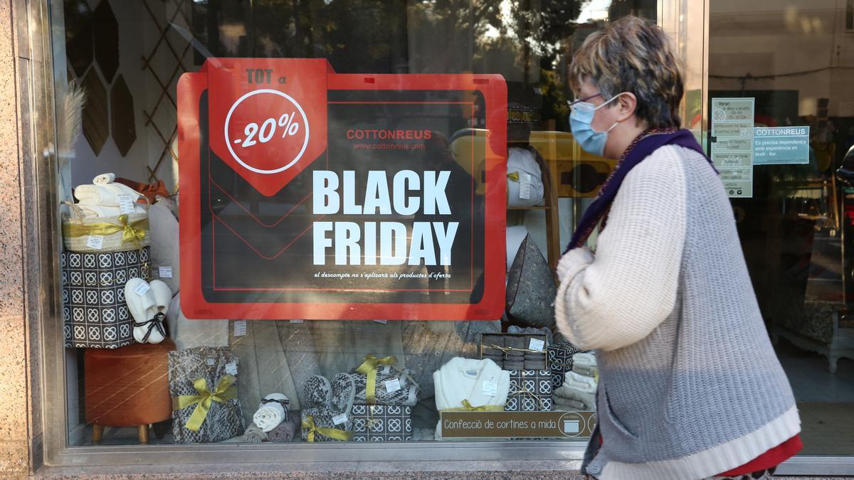 BARCELONA 26/11/2021 Economía. Black friday ambiente compras algun media mark, centre, etc... en la foto Mango de Paseo de Gracia FOTO de ELISENDA PONS