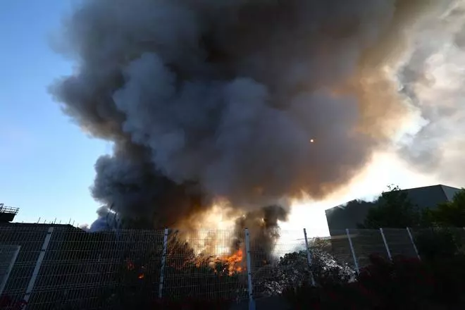 En imágenes | Declarado un nuevo incendio de madrugada en el PTR de Zaragoza