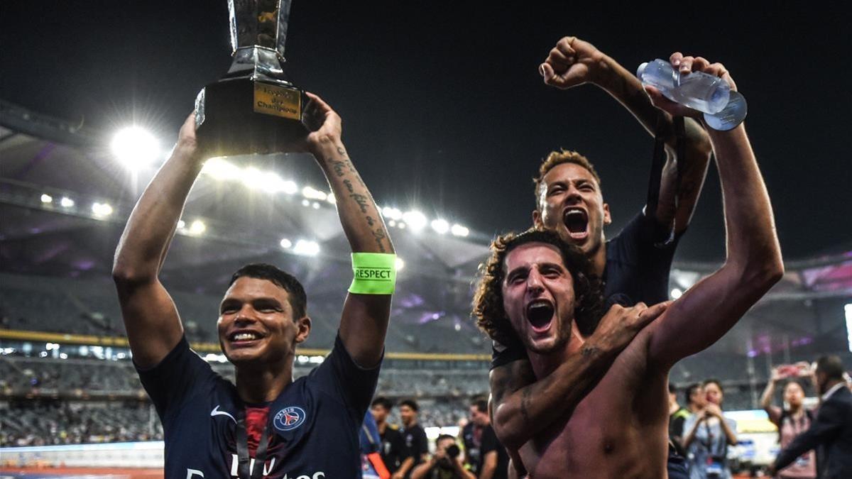 Neymar, a lomos de Rabiot, celebra el título junto a Thiago Silva.