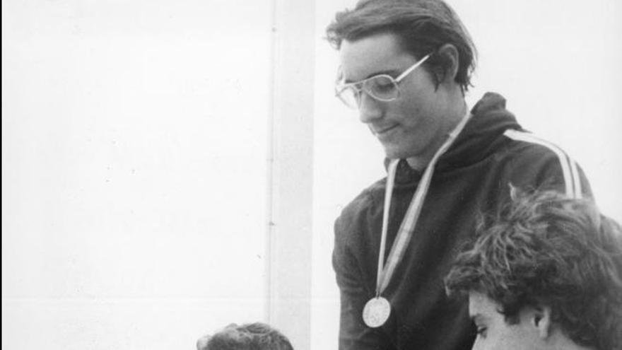 José Feo entrega a David López Zubero, entonces en el Metropole, la medalla de ganador de los 200 libres, en 1977.