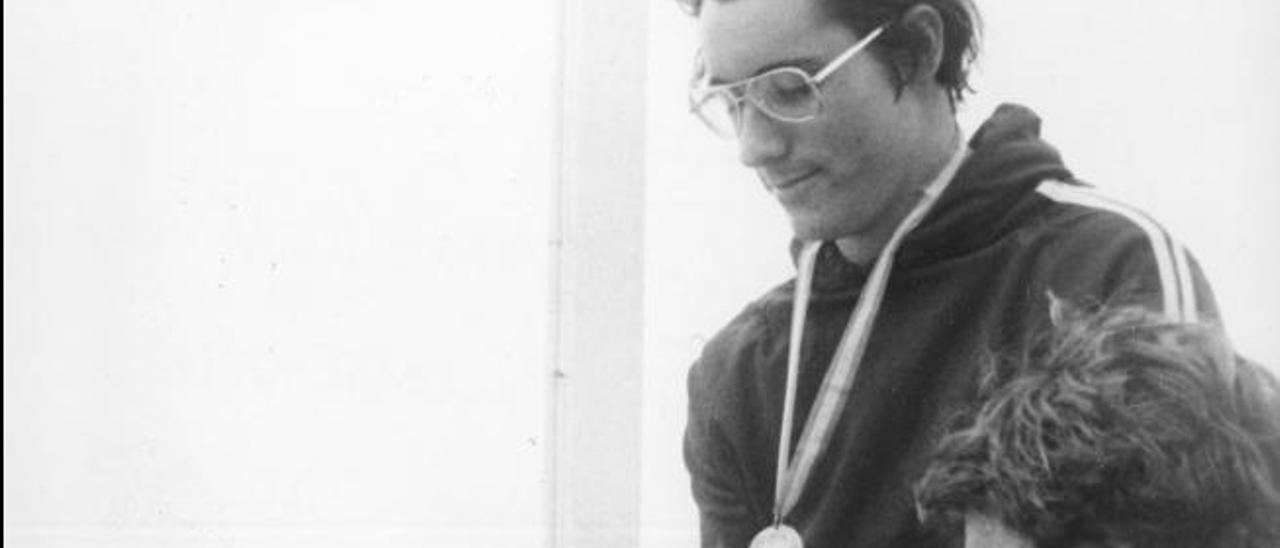 José Feo entrega a David López Zubero, entonces en el Metropole, la medalla de ganador de los 200 libres, en 1977.