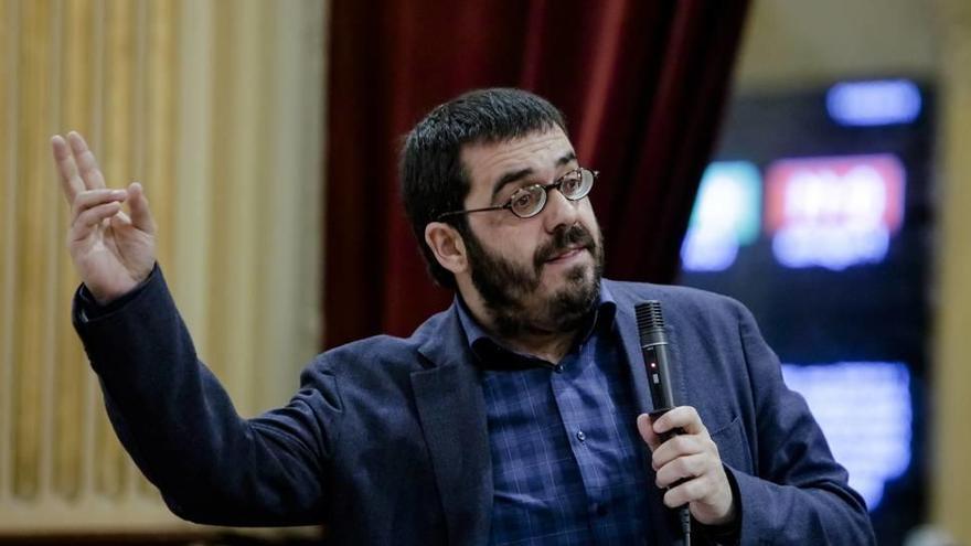 El conseller de Medio Ambiente, Vicenç Vidal, interviene en un pleno del Parlament.