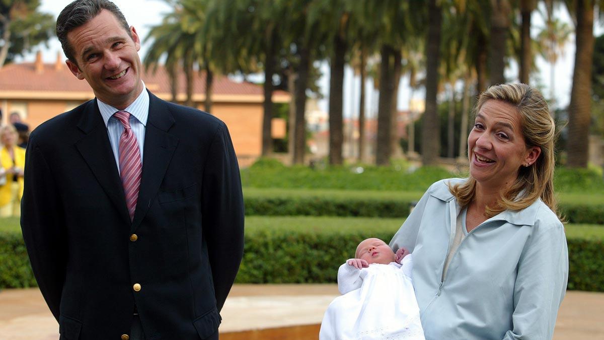 La infanta Cristina e Iñaki Urdangarin presentan a su hija Irene, en los jardines de la clínica Teknon de Barcelona, el 8 de junio del 2005.