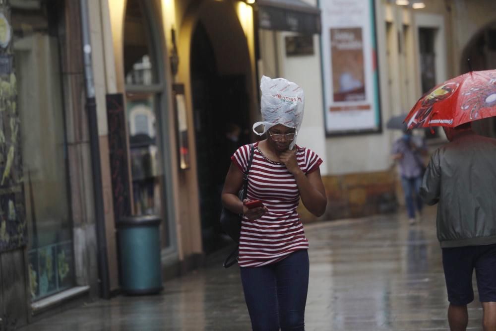 La lluvia sorprende a los turistas en Oviedo