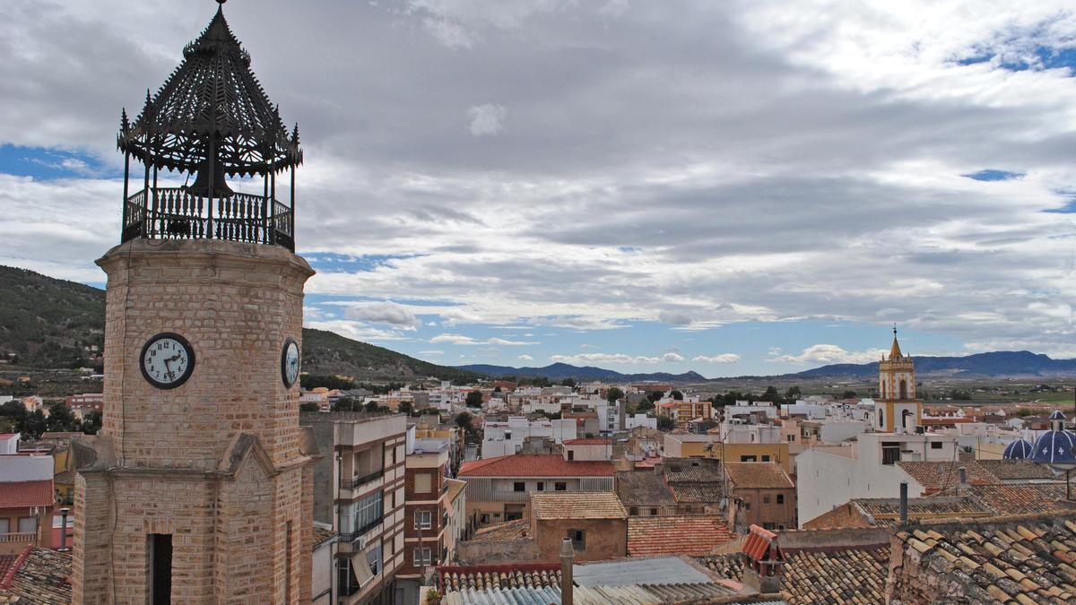 Vista panorámica del casco urbano de Pinoso con la Torre del Reloj en primer plano.