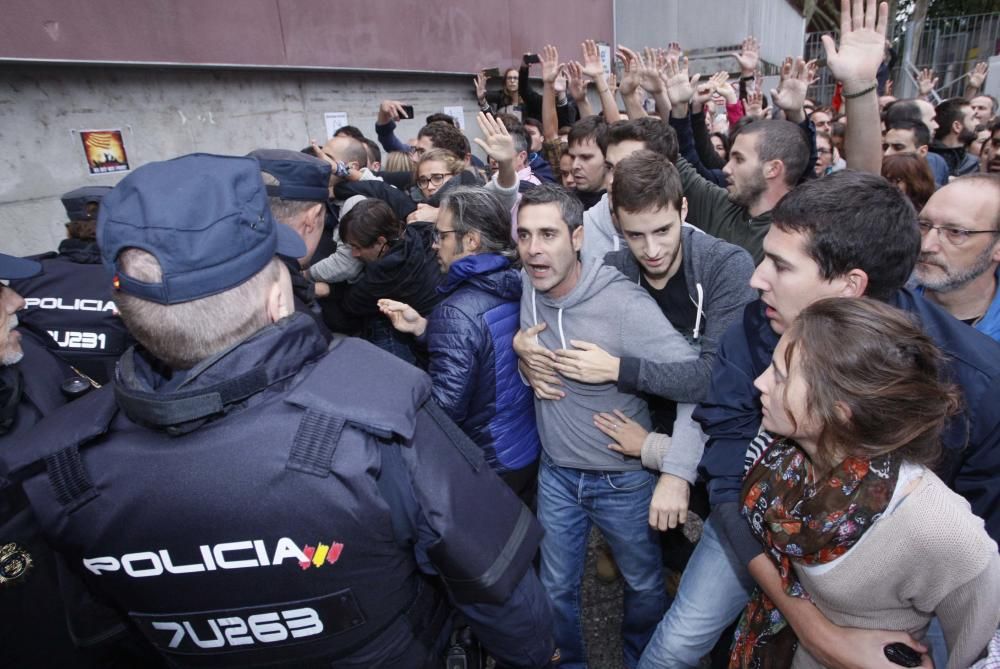 Guàrdia Civil i Policia Nacional desallotgen amb violència col·legis electorals gironins