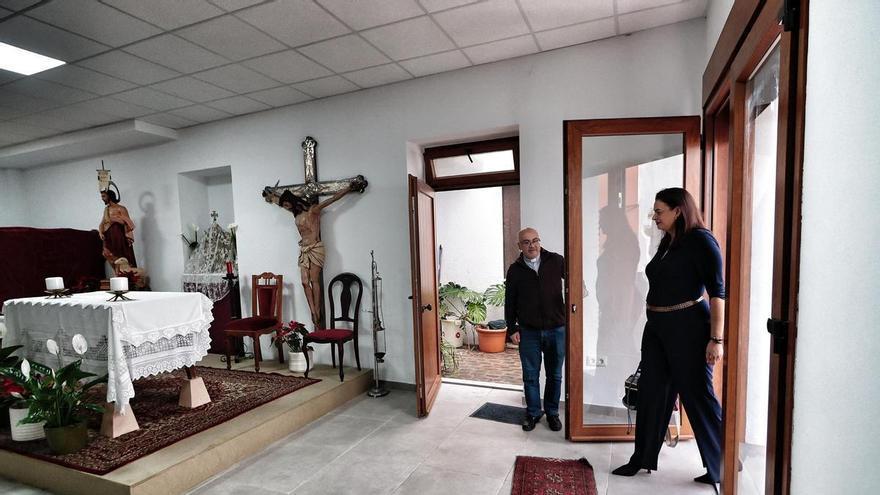 Tenerife Church Moves Altar to Shop Window
