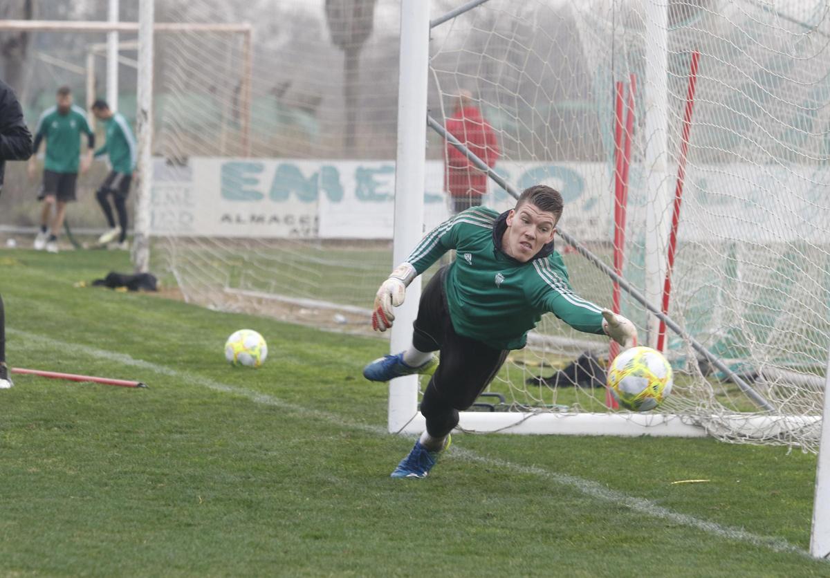 Isaac Becerra llegó a acumular 420 minutos sin encajar gol.