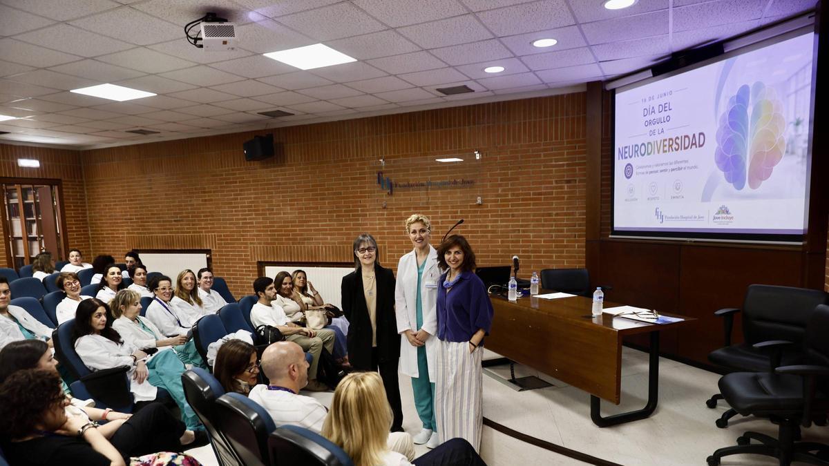 Alejandra Rivas, Laura Vallina y Noelia Rocha durante la presentación del plan ante sanitarios del centro