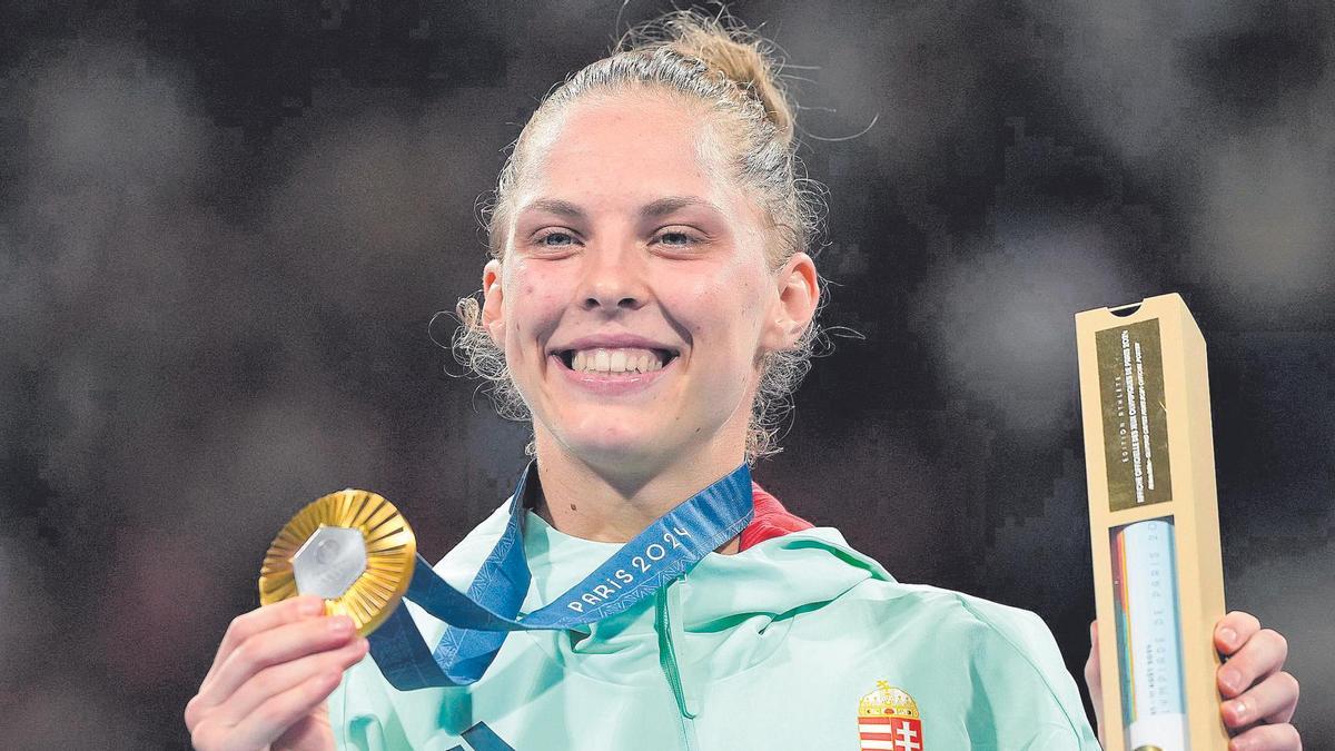 Viviana Marton enseña feliz la medalla de oro lograda el viernes.