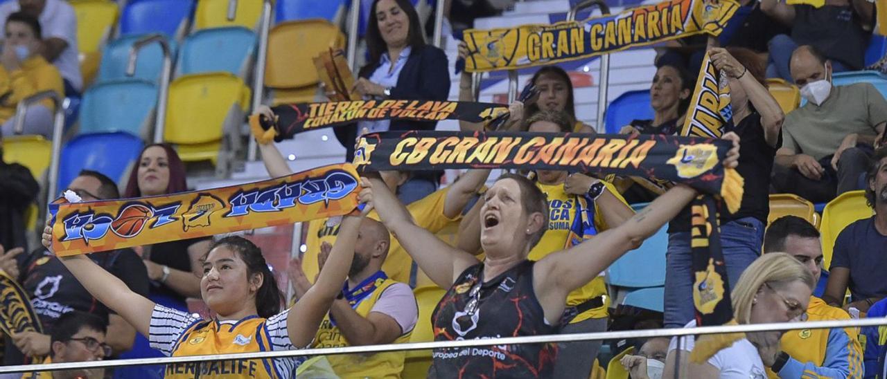 Aficionados del Granca jalean al equipo amarillo durante el partido liguero frente al Real Madrid. | | JUAN CASTRO