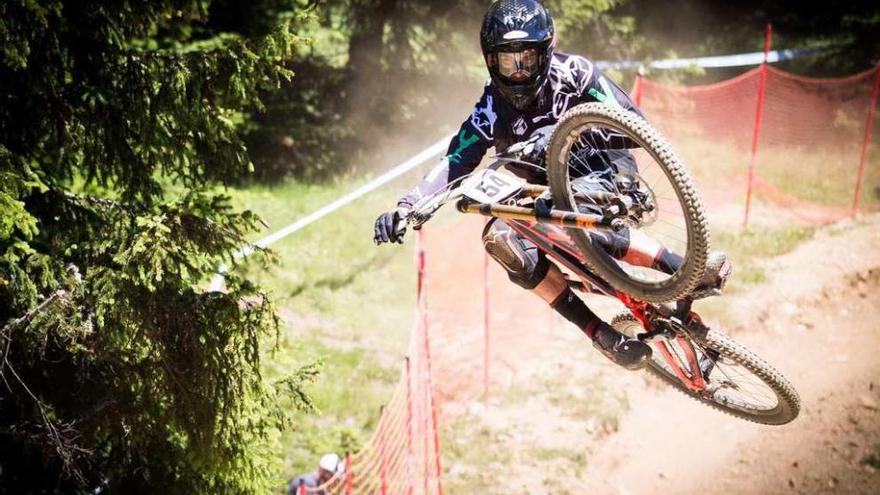 El rider vigués Ángel Suárez, durante una prueba de descenso. // FdV