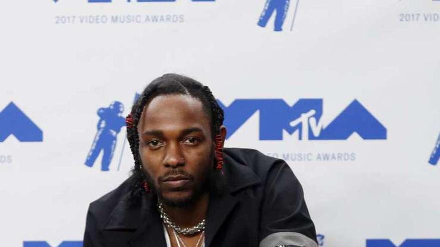 El rapero Kendrick Lamar con las cinco estatuillas recibidas en los premios MTV Video Music Awards, celebrados en Los Ángeles.