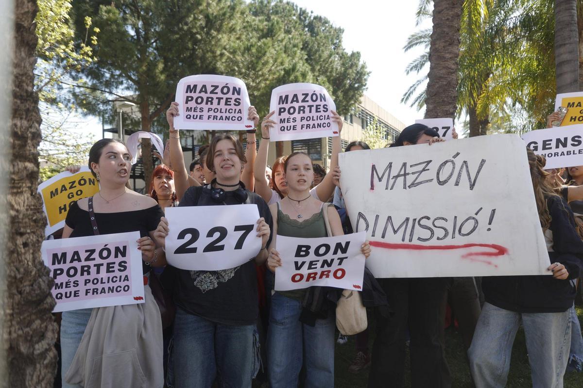 Estudiantes durante la protesta de esta mañana ante el rectorado de la UPV.